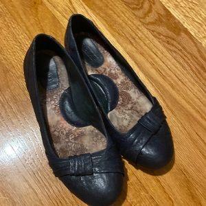 Born women’s ballet flat navy blue 6.5 leather